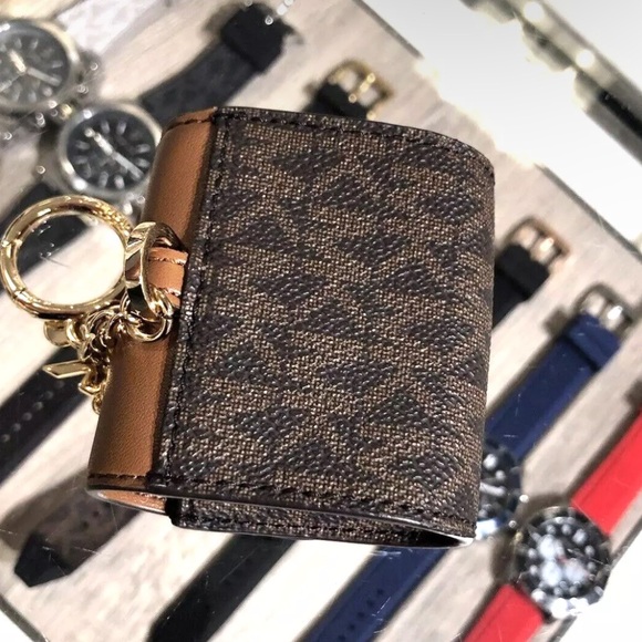 New with tags. Michael Kors case for iPods - Picture 5 of 6